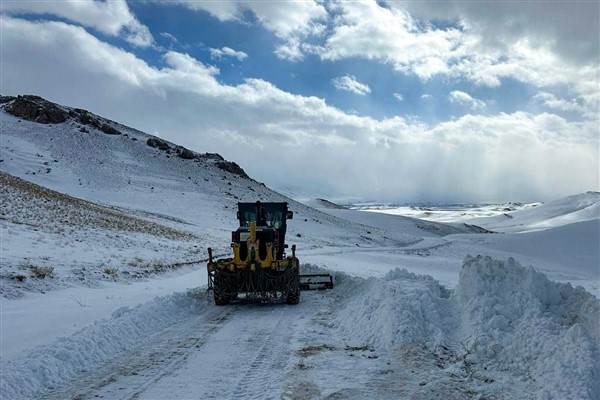 Van’da ekipler, kırsalda ulaşıma kapanan yoller için çalışmalarını sürdürüyor