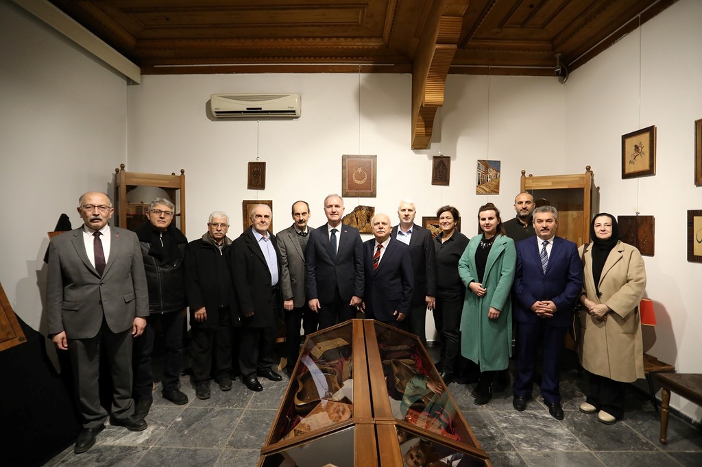 İnegöl’de “Ahşap ve Biz” isimli oyma ve kakma sergisi açıldı