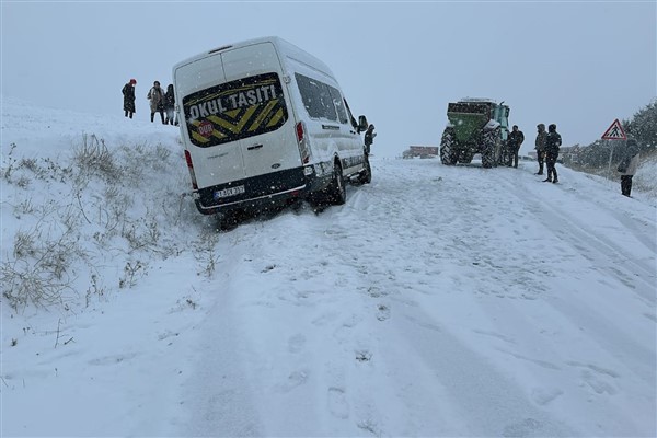 Silvan’da mahsur kalan öğretmen servisi kurtarıldı