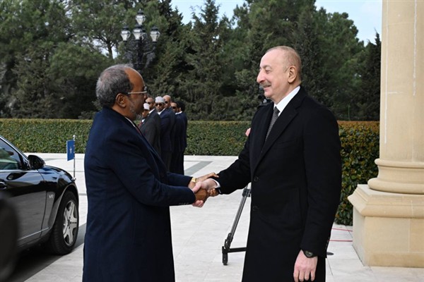 Somali Cumhurbaşkanı Mahmud, Azerbaycan’da resmi törenle karşılandı