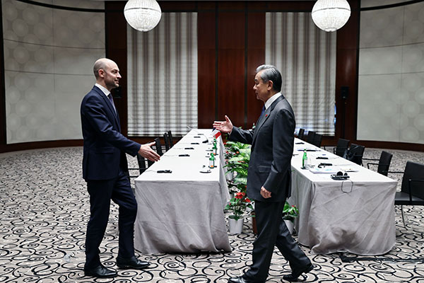 Wang Yi, Fransız mevkidaşıyla görüştü