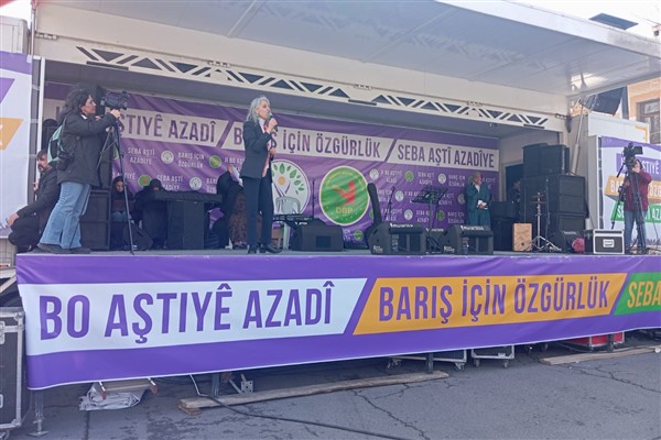 Diyarbakır’da “Barış İçin Özgürlük” mitingi düzenlendi