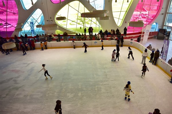 Kayseri Büyükşehir’den 2 bin 500 öğrenciye buz pateni hediyesi