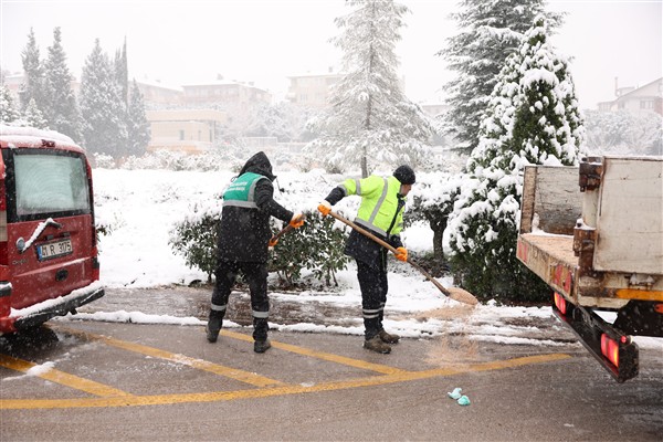 Derince’de kar yağışı dolayısıyla çalışmalar devam ediyor