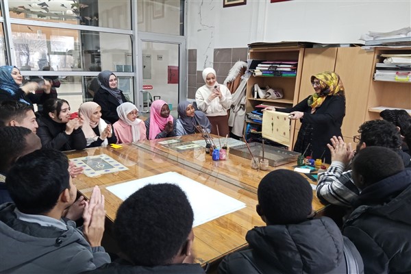 Dünyanın dört bir yanından gelen öğrenciler Sanat Merkezi’ni gezdi