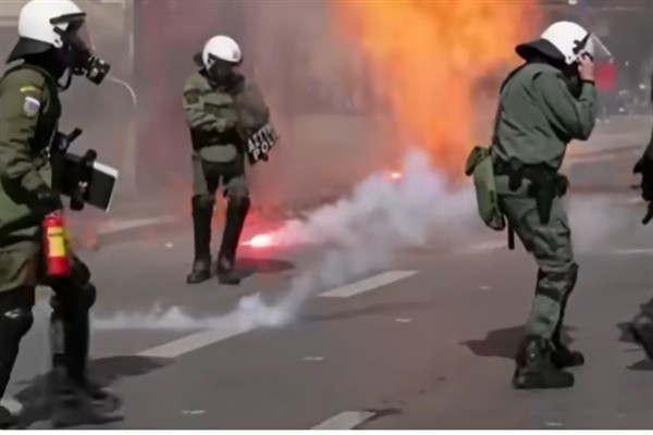 Yunanistan’da tren kazasının yıldönümü protestocuları polisle çatışıyor