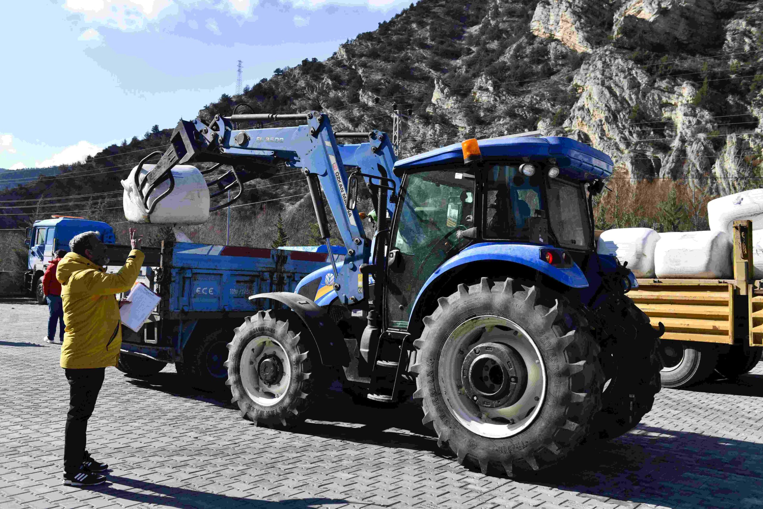 Ankara Büyükşehir Belediyesi’nin mısır silajı desteği ilçe ilçe devam ediyor