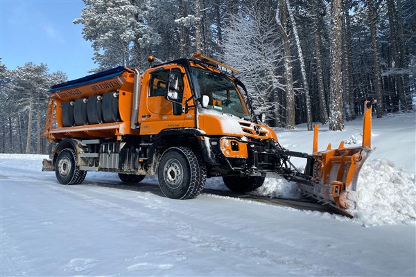 Osmangazi’de karla kapanan yollara müdahale ediliyor