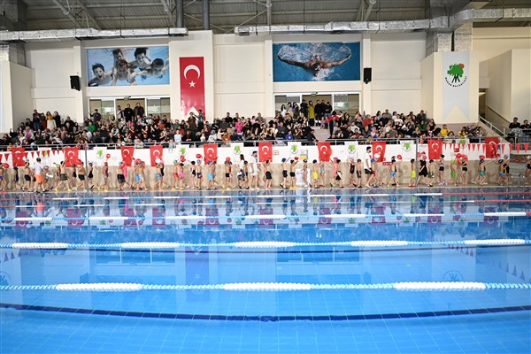 Mamak’ta yüzme yarışması düzenlendi