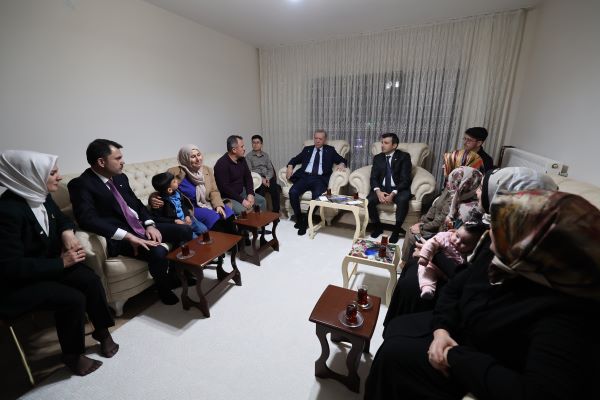 Cumhurbaşkanı Erdoğan, Adıyaman’da Karakuş ailesini ziyaret etti