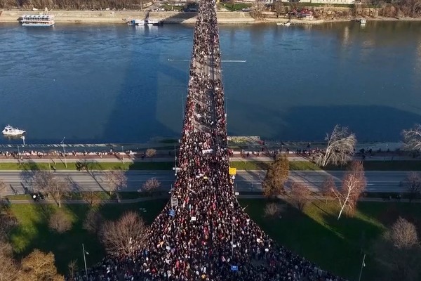 Sırbistan’da binlerce kişi tren istasyonu kazası nedeniyle hükümeti protesto etti