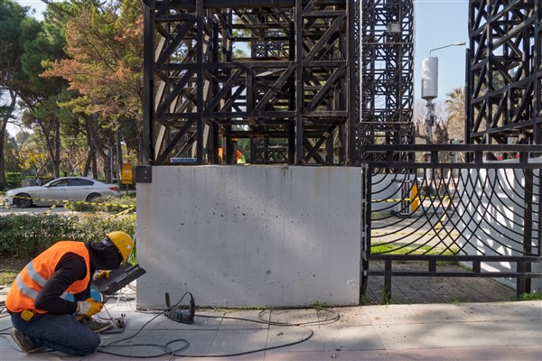 İzmir Kültürpark’ın 26 Ağustos Kapısı’nda güçlendirme çalışmaları başladı