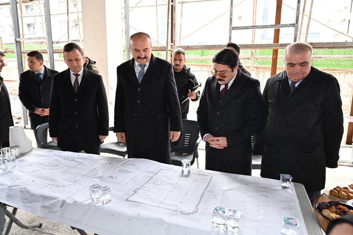 Vali Canalp, Bebek ve Çocuk Kütüphanesi’nin inşaatında inceleme yaptı