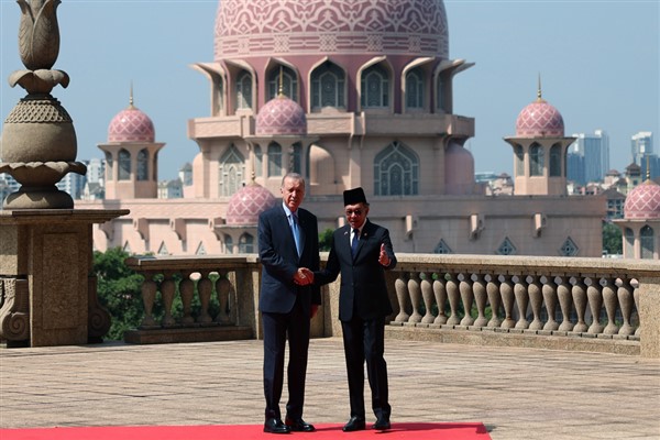 Cumhuraşkanı Erdoğan, Malezya’da Başbakan İbrahim tarafından resmi törenle karşılandı