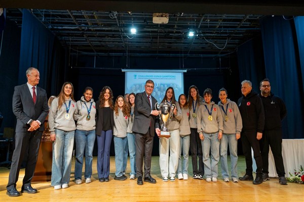 Şampiyonlar kupalarını Başkan Cemil Tugay’a teslim etti