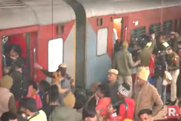 Yeni Delhi tren istasyonundaki  izdihamda en az 18 kişi öldü