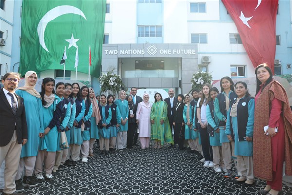 Emine Erdoğan, İslamabad’daki Pak-Türk Maarif Uluslararası Okulları’nı ziyaret etti