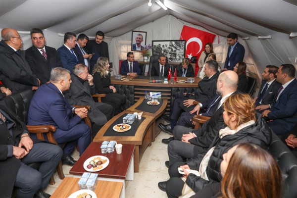 CHP Genel Başkanı Özel, Hatay İl Başkanlığını ziyaret etti