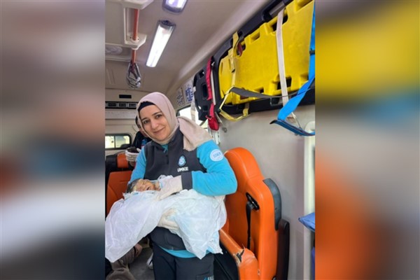 Şanlıurfa’da doğuma giden hamile kadın ambulansta doğum yaptı