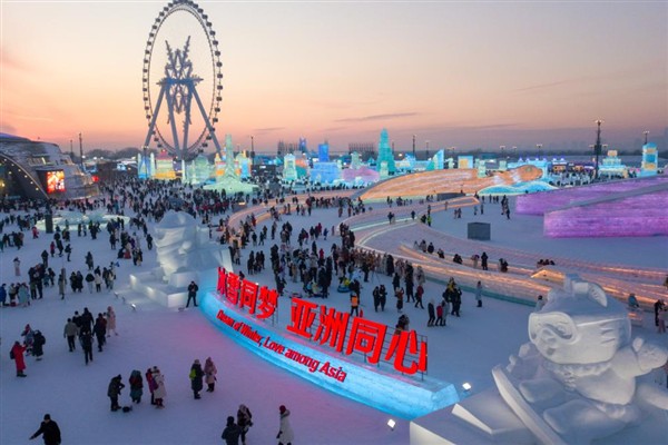 Xi Jinping ve eşi, Asya Kış Oyunları’na katılan yabancı liderlerle bir araya geldi