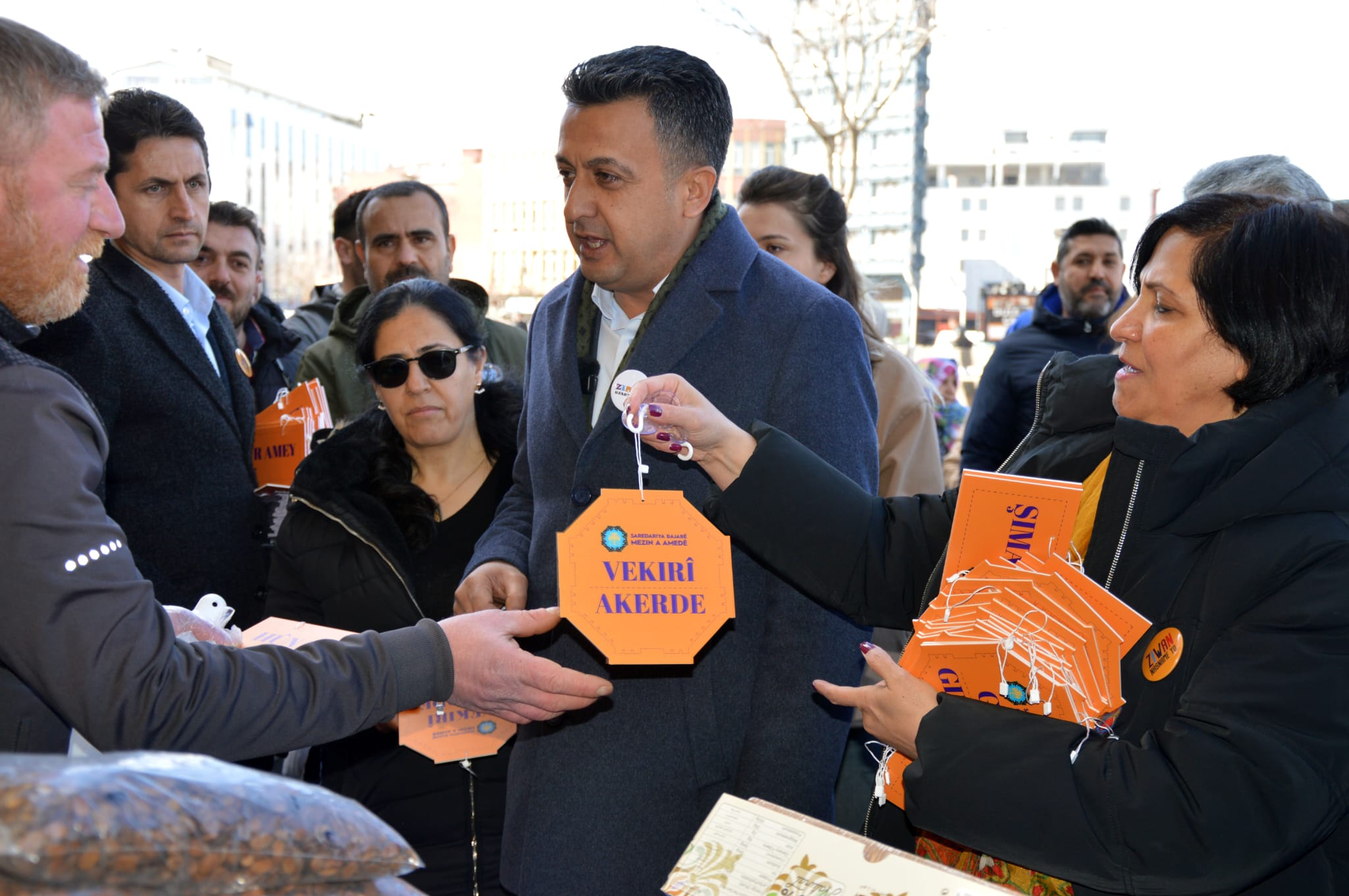 Diyarbakır Büyükşehir Belediyesi, esnafa Kürtçe yazılı kapı tabelaları dağıttı