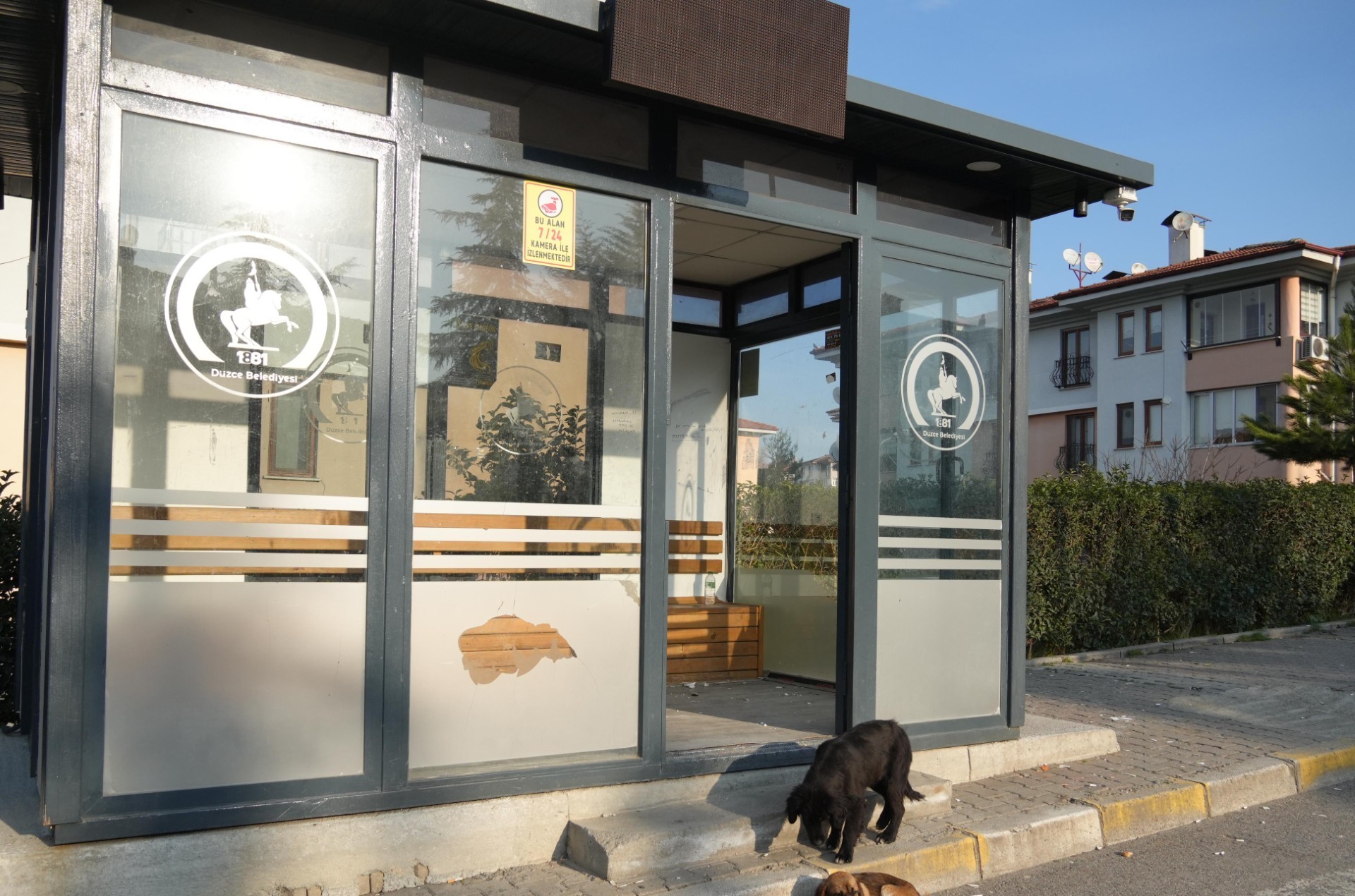 Düzce’de kimliği belirlenemeyen şahıslar tarafından kamu malına zarar verildi