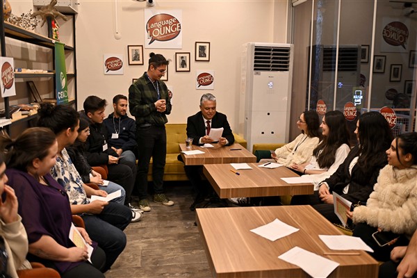 Muratpaşa’da kahve eşliğinde İngilizce pratiği