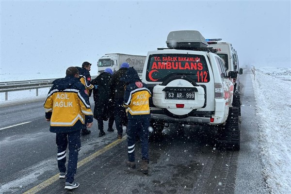Şanlıurfa’da karla kapanan yolda hastalara paletli ambulans ile ulaşıldı