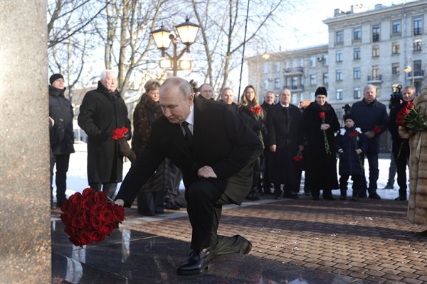 Putin, St. Petersburg’un ilk belediye başkanı Sobchak’ın anıtına çiçek bıraktı
