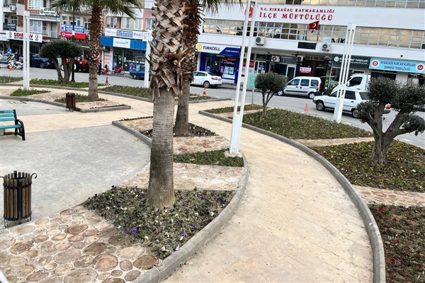 Manisa Büyükşehir Belediyesi, peyzaj düzenleme çalışmalarını sürdürüyor