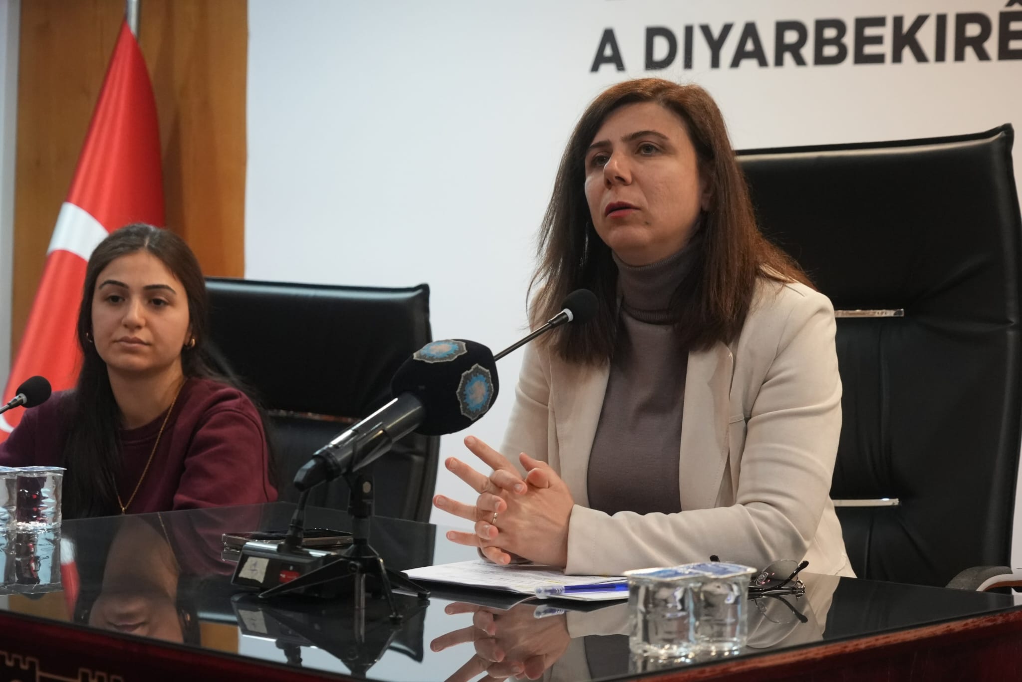 Eş Başkan Bucak’tan Van Büyükşehir Belediyesi Eş Başkanı Zeydan’a verilen cezaya tepki