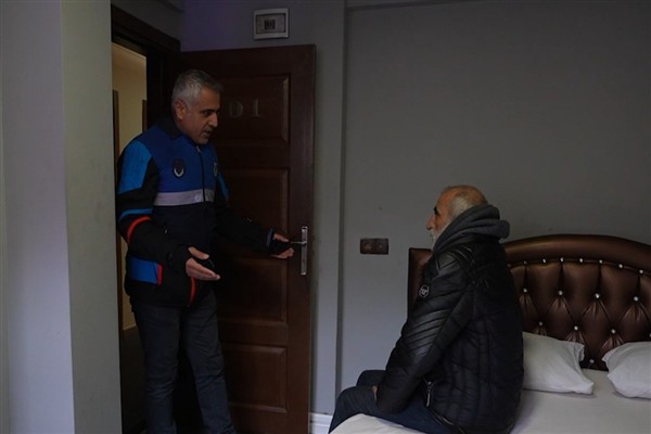 Üsküdar’da sokakta kalan vatandaşlar otellerde misafir ediliyor