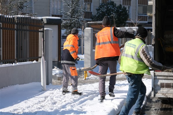 Esenyurt’ta karla mücadele sürüyor
