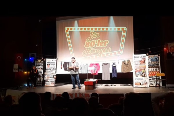 Iğdır’da 80’ler Gecesi tiyatro oyunu seyirciyle buluştu