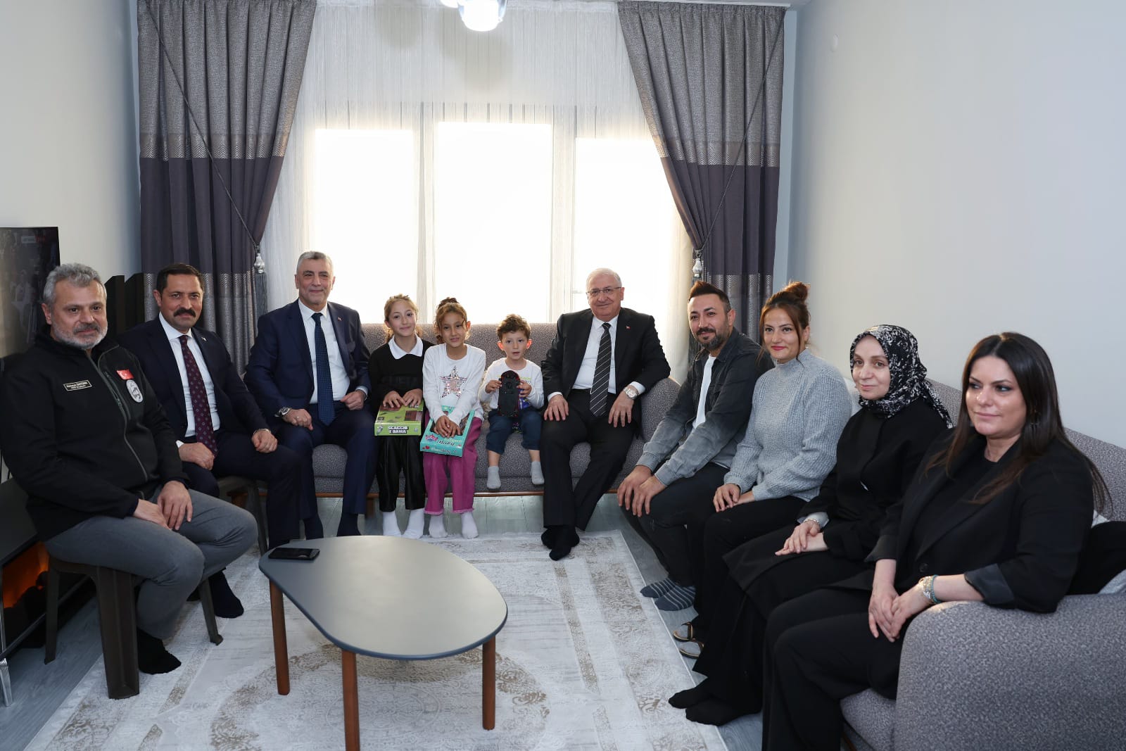 Bakan Güler, Hatay’da Demiröz ve Dönmez ailelerini ziyaret etti