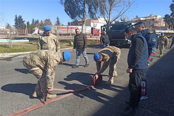 Şanlıurfa Jandarma Özel Harekat personeline yangına müdahale eğitimi verildi