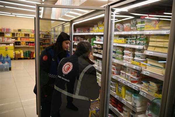 Çayırova’daki marketlerde denetimlere devam ediliyor