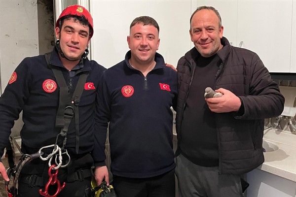 Kayseri itfaiyesi, havalandırma boşluğuna düşen güvercini kurtardı