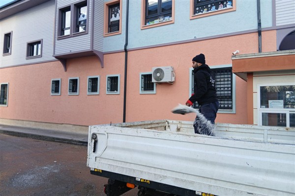 İzmit Belediyesi’nden okullarda kar küreme ve tuzlama çalışması