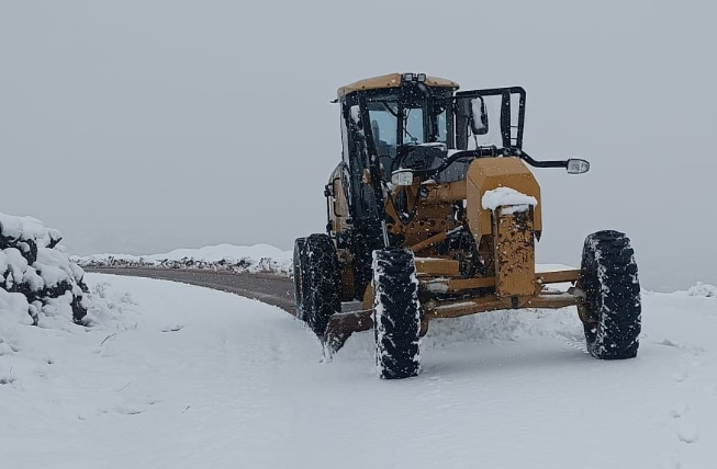 Köy yollarının açılması çalışmalarına devam ediliyor