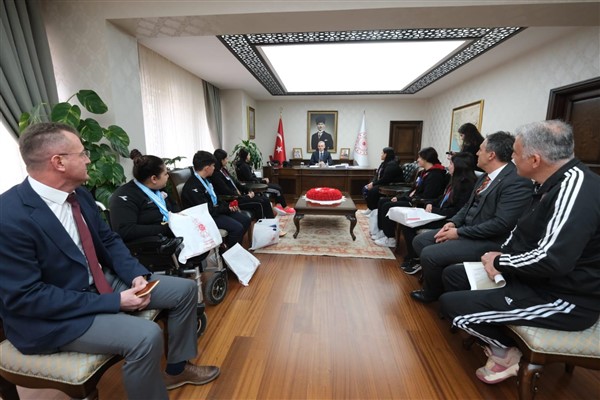 Vali Çiçekli, sporcuları makamında ağırladı