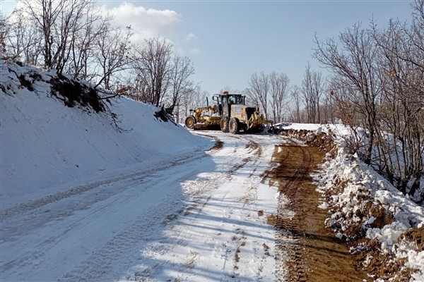 Diyarbakır Büyükşehir Belediyesi, kar yağışında kapanan 226 kilometrelik yolu açtı