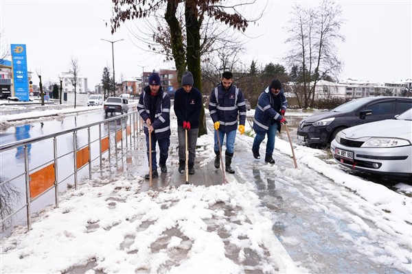 Düzce’de karla mücadele çalışmaları devam ediyor