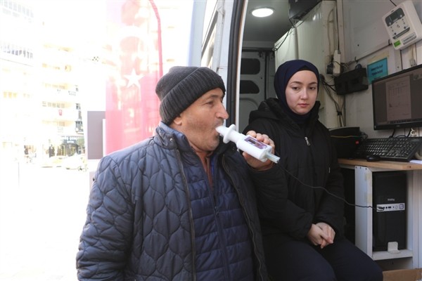 Manisa’da Dünya Sigarayı Bırakma Günü dolayısıyla vatandaşlara solunum testi yapıldı