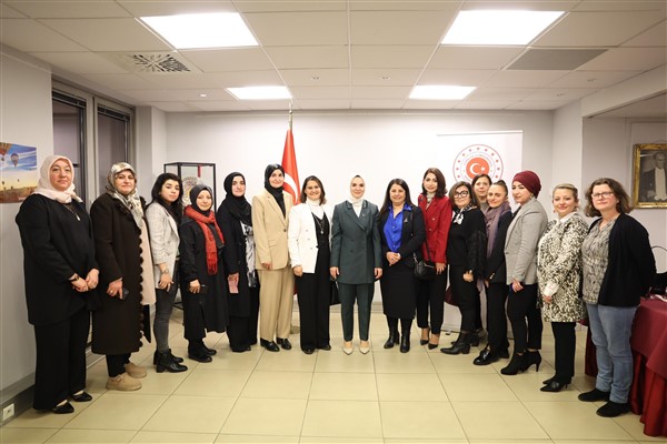 Bakan Göktaş, Fransa’daki Türk vatandaşlarıyla buluştu