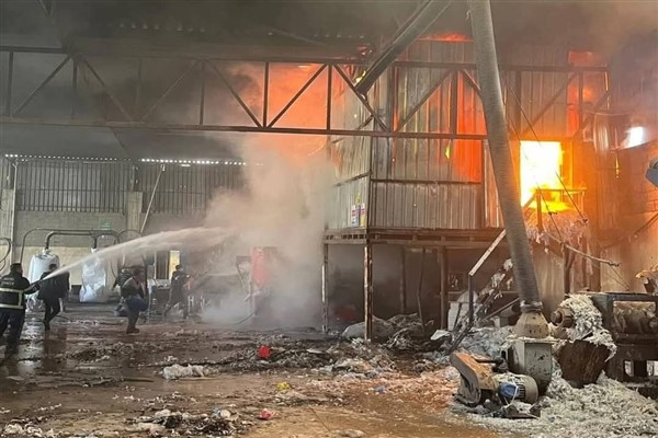 Kırıkhan’da hurdalık depoda yangın