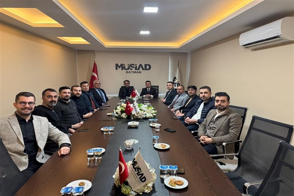 Batman Defterdarı Çelebi ve birim müdürleri, MÜSİAD Batman Şubesi’ni ziyaret etti