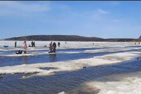 Rusya’da sürüklenen bir buz kütlesinden yüzden fazla balıkçı kurtarıldı
