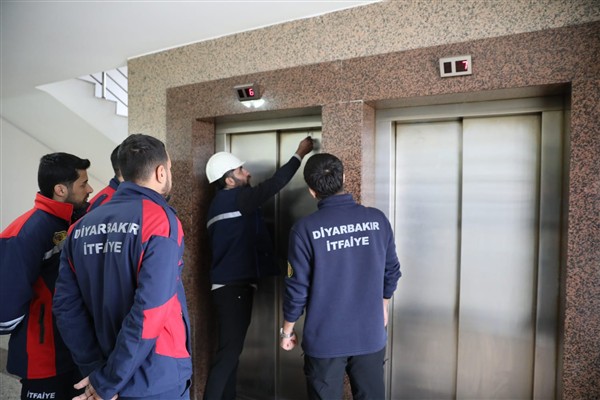 Diyarbakır’da itfaiye personeline ‘asansörde kurtarma’ eğitimi verildi