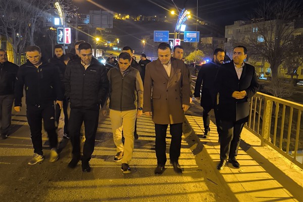 Vali Vekili Kılınçoğlu, trafik kazasının yaşandığı yerde inceleme yaptı